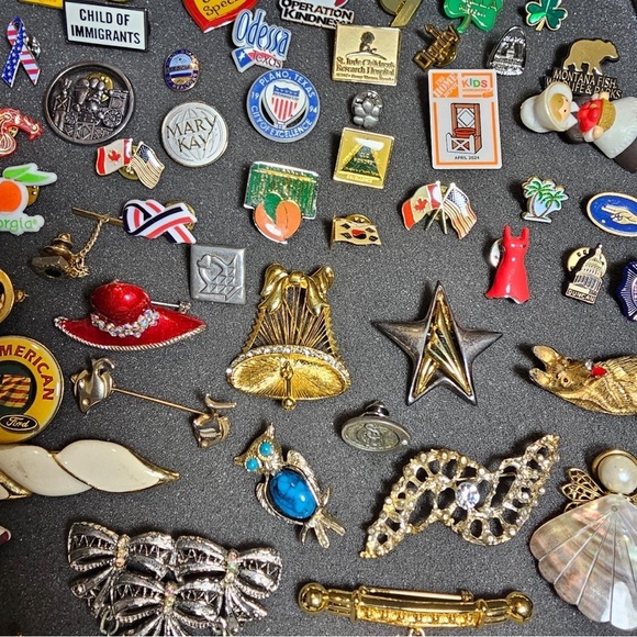 Large Lot Of 56 Pins & Brooches Various Styles Colors & Materials Some Branded - Picture 6 of 10